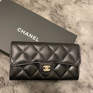 New in box medium caviar LGHW black wallet.